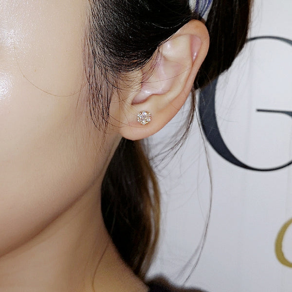 18K Gold plum blossom diamond earrings