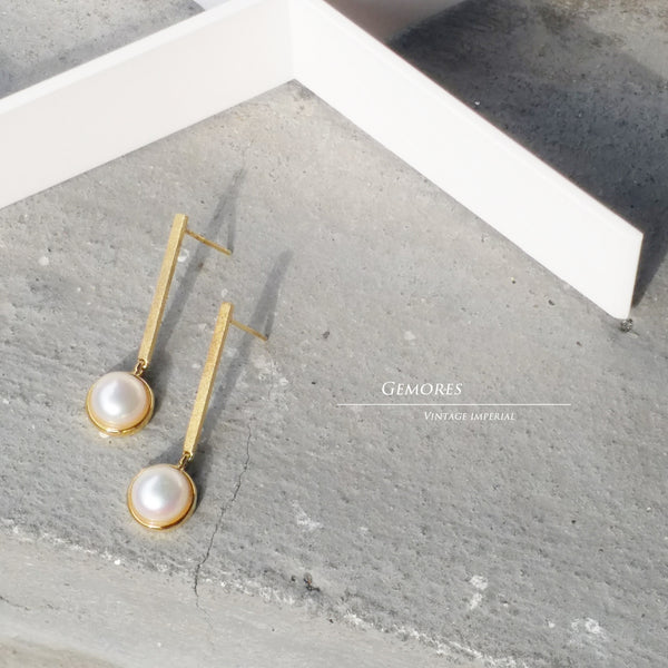 Le Emmalyn lustrous pearl earrings in matt finished gold